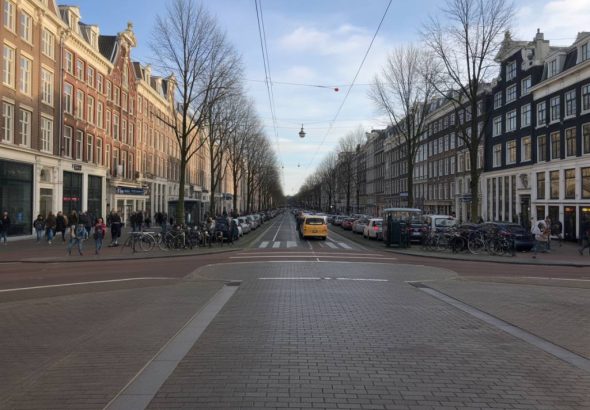 Se déplacer à Amsterdam sans voiture : guide complet des transports, vélos et astuces pratiques