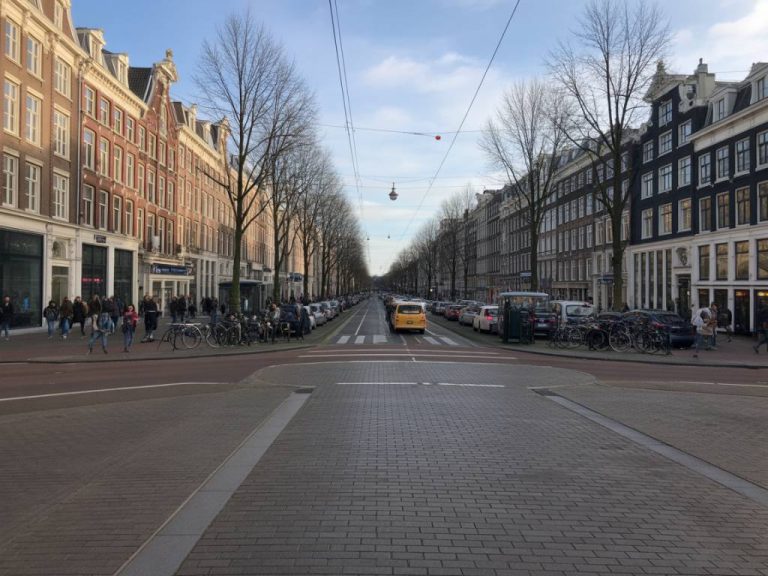 Se déplacer à Amsterdam sans voiture : guide complet des transports, vélos et astuces pratiques