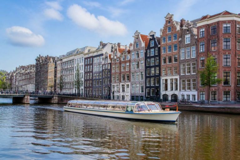 Aéroport Amsterdam centre ville : comment rejoindre le cœur de la ville