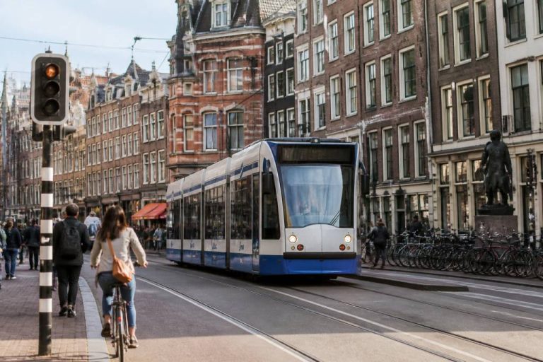 Prix transport Amsterdam : combien prévoir pour se déplacer dans la ville