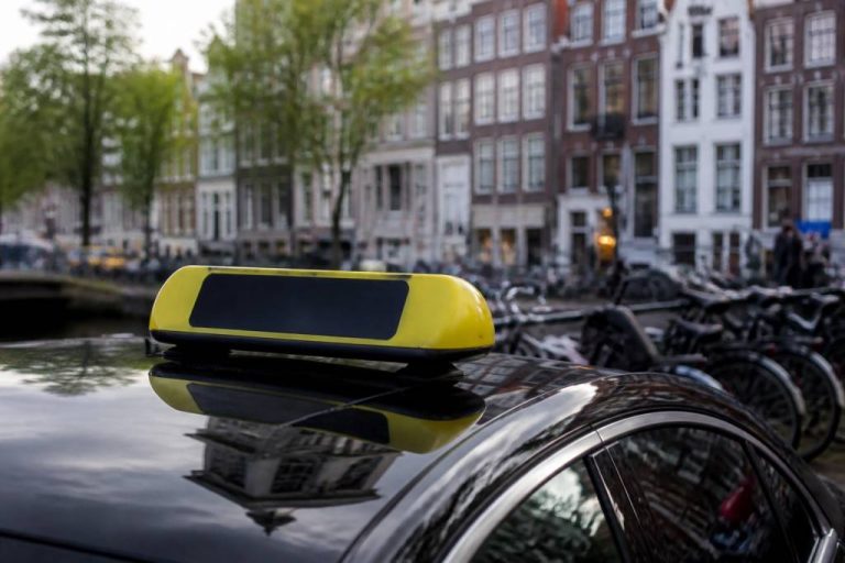 Prix taxis Amsterdam : guide des tarifs et astuces pour se déplacer