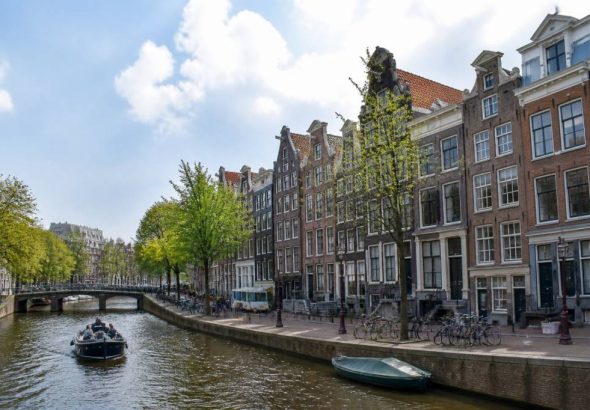 Amsterdam langue parlée : tout savoir pour communiquer aux Pays-Bas