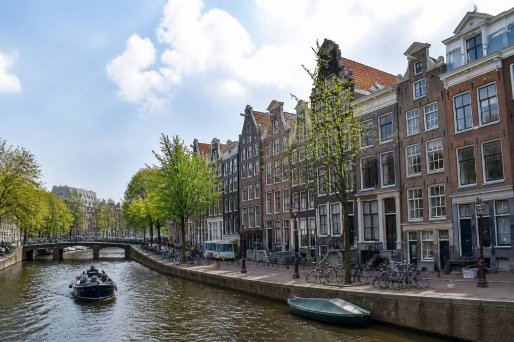 Amsterdam langue parlée : tout savoir pour communiquer aux Pays-Bas