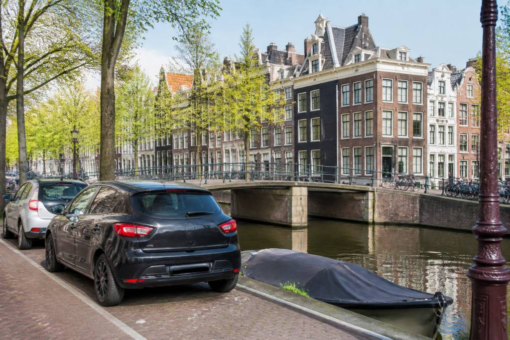 Amsterdam car : guide pratique pour découvrir la ville en voiture